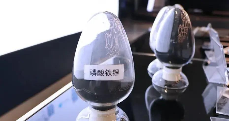 第一财经：在近期召开的中国化学与物理电源行业协会磷酸铁锂材料分会第一届第三次理事