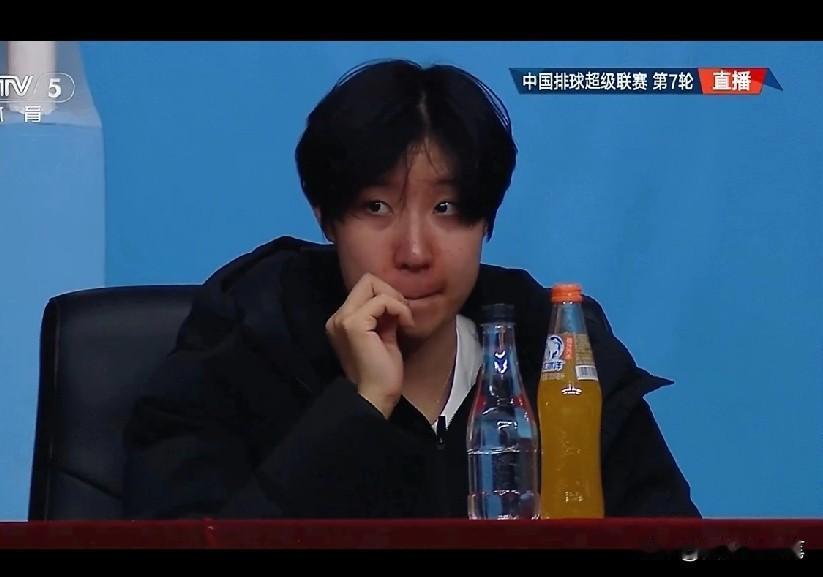 受伤的董禹含也来现场看北京女排比赛了[大笑]瞧，看台上的董禹含用手支着脸，一边