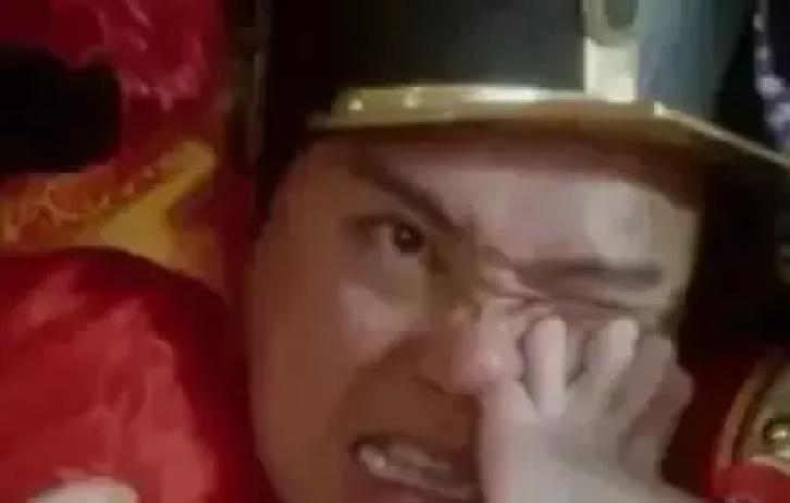 1992年，王晶拍摄《鹿鼎记》时，有一场脚趾头塞进鼻孔的戏，周星驰说：“除非是李嘉欣本人的脚趾头，如