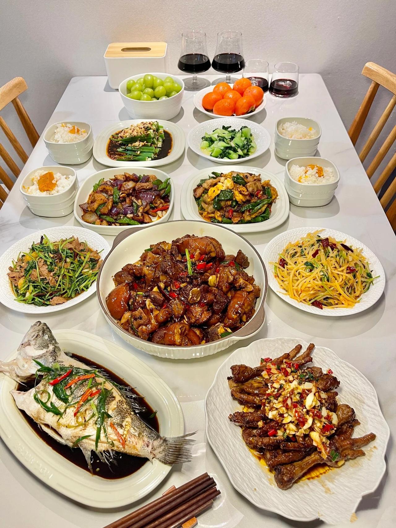 我婆婆妈过生日。做了一桌子菜，你从菜里看我们是哪里人？