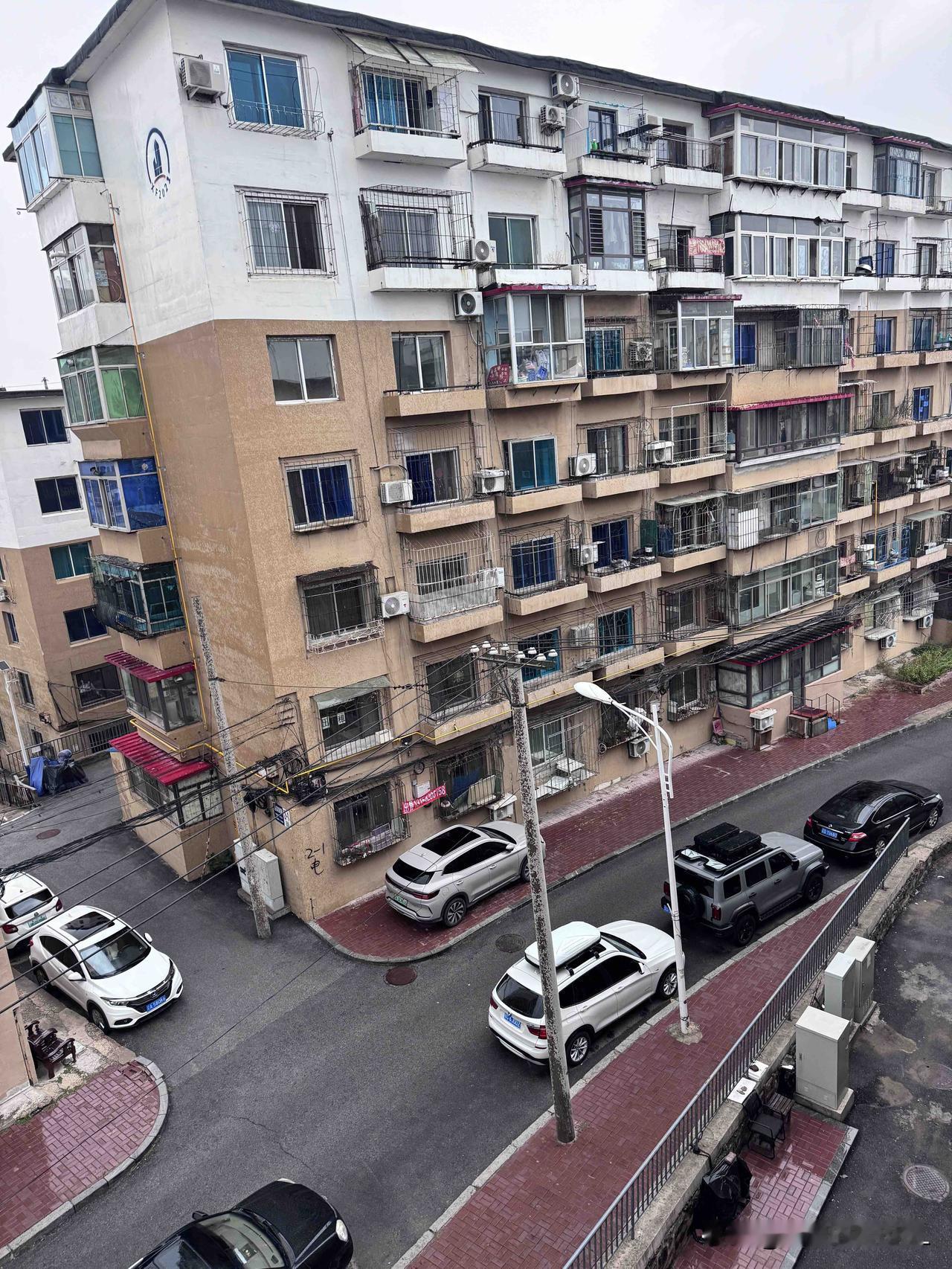 我家的废品向来会攒着，等攒到十来斤的时候，就拎去废品回收站卖掉。虽说一个月到
