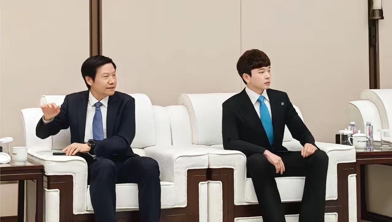 这是北京的一个超级富二代！家里非常的有钱，给了一家医药上市公司让他管理，据说是泰