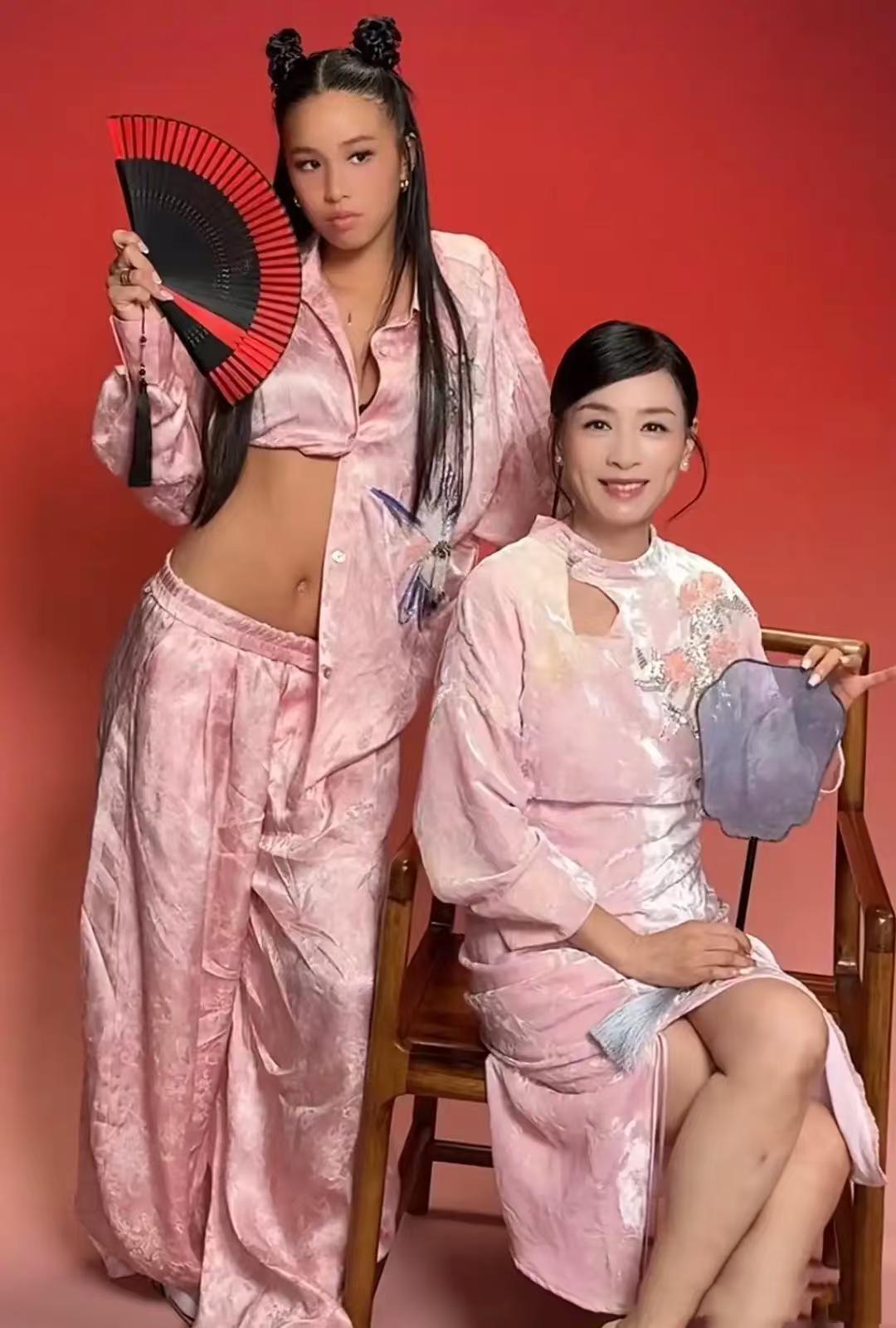 张庭女儿也太黑了吧？张庭和林瑞阳15岁的女儿林希曈，和弟弟爸妈一起拍时尚照片。