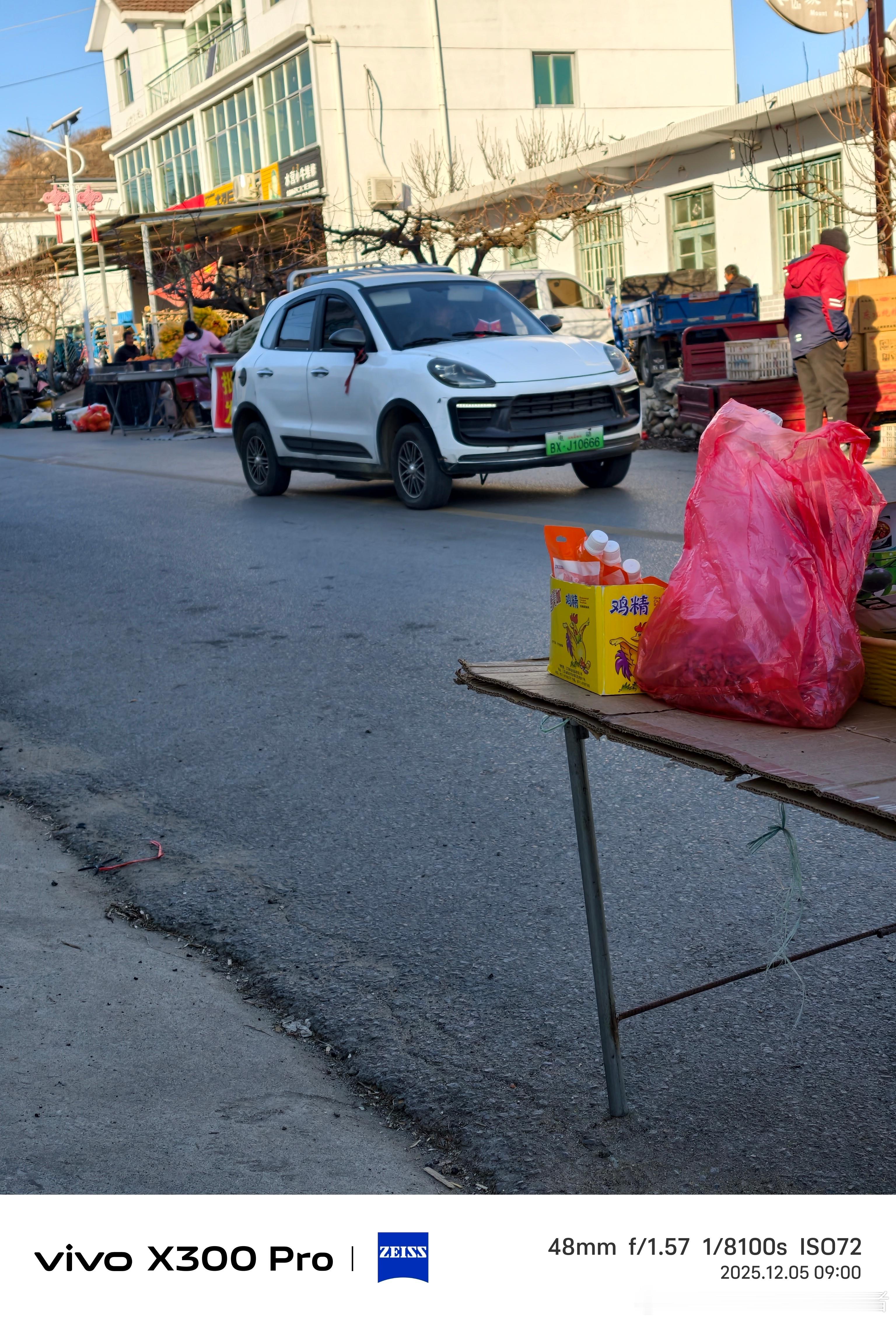 偶遇一辆“保时捷”，遮阳板都有，内饰凑近一看还有大屏幕。外观和正品还挺像的，就是