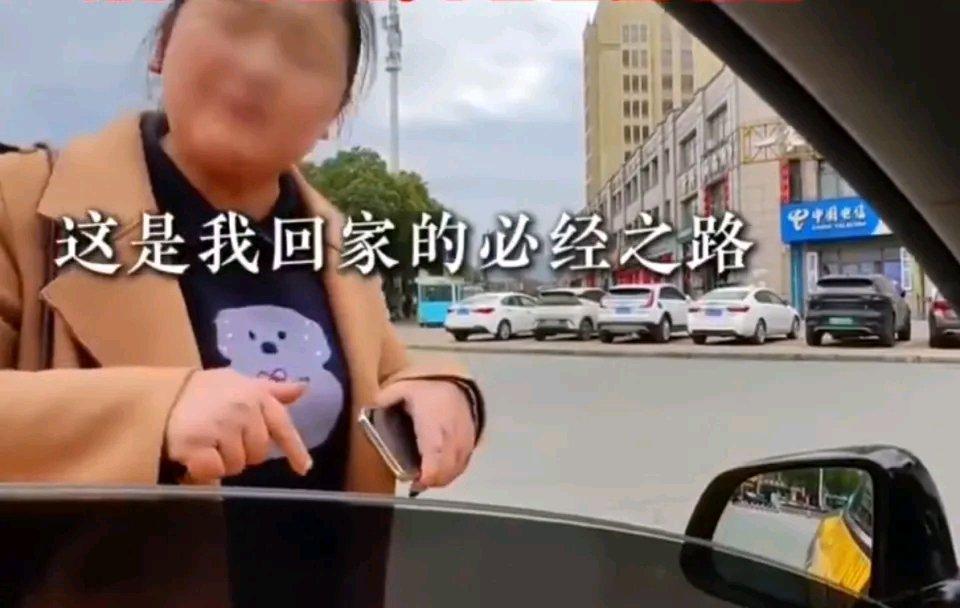 看到你我害怕！”女子强烈要求男子挪车，网友：不可理喻据了解，事情发生在一家商场的