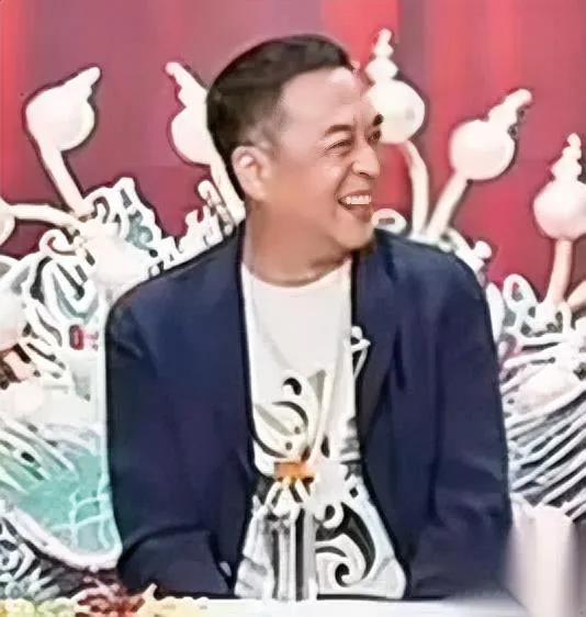 你看这场直播表情藏不住事儿那笑意真不是客气装出来的。张嘉译本来就是出了名