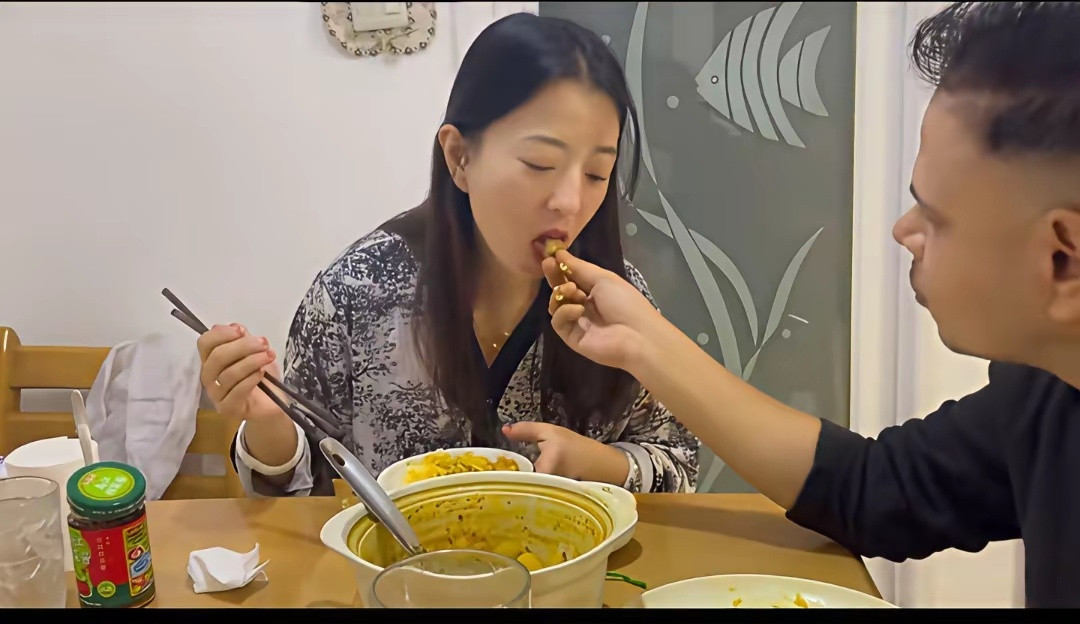 丹丹分享她和印度老公吃饭的事情，她一如既往的用筷子和碗，她老公则用手和盘子。