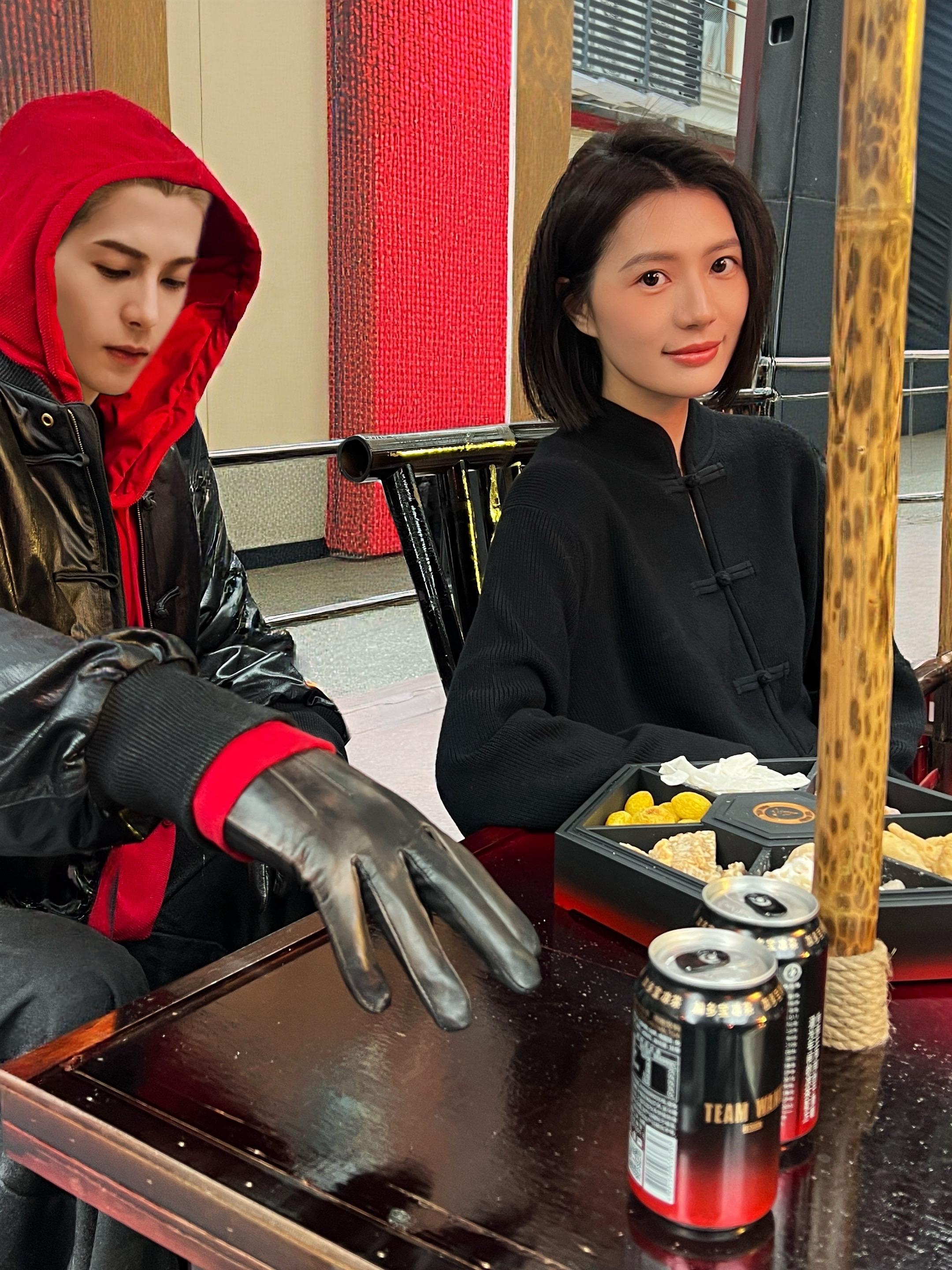 大家坐低饮啖茶。