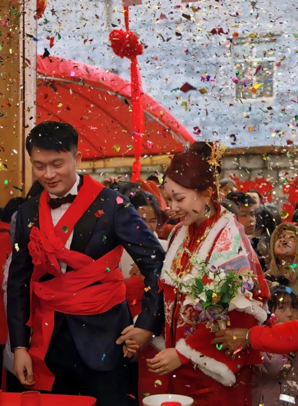 前两天有个同事结婚，我没去吃席，但我还特意给了他300块钱红包，没想到他没收昨