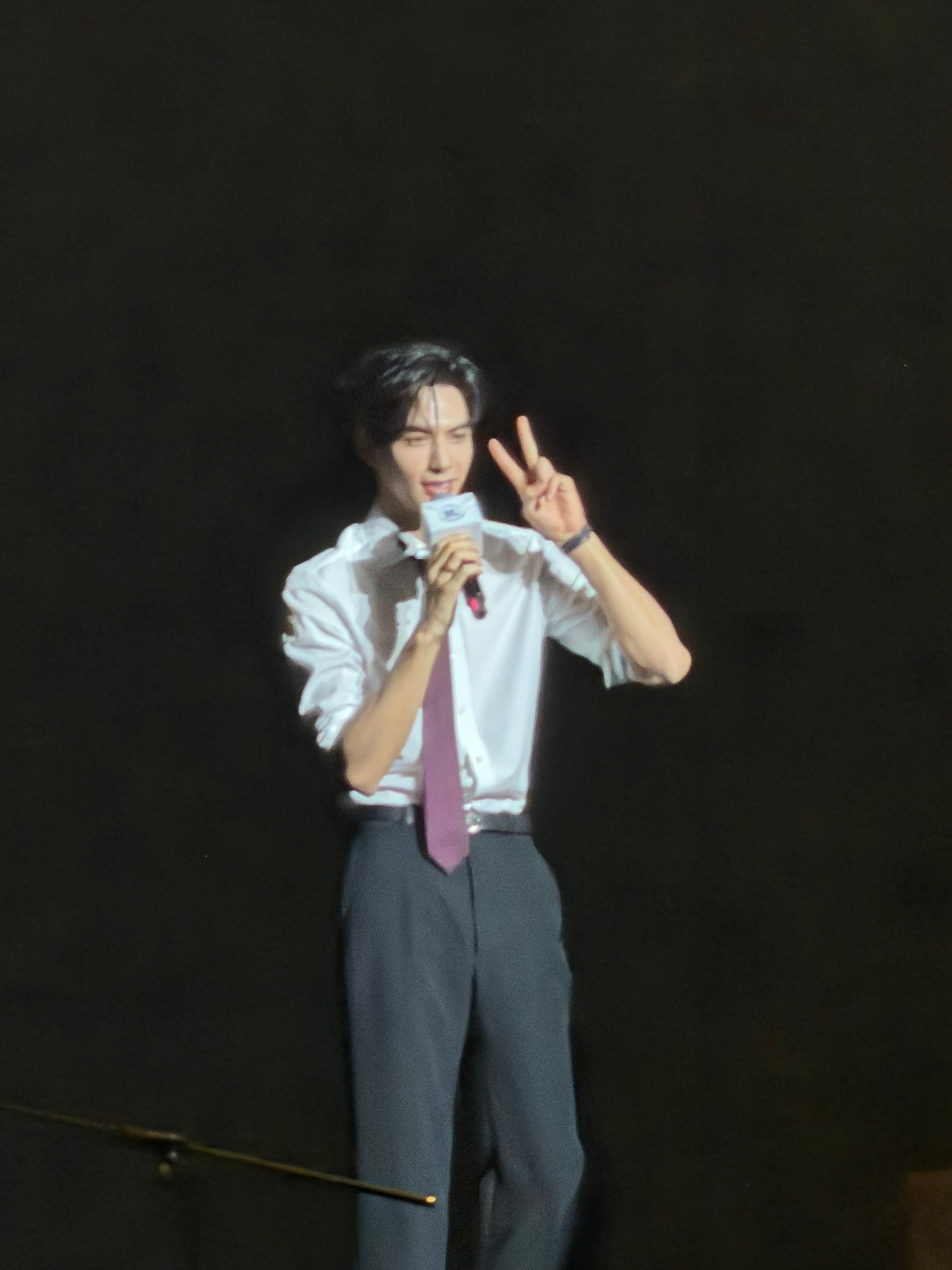 宋威龙神男降临，现场有点雾蒙蒙的氛围感很强宋威龙LONGstory见面会宋威龙