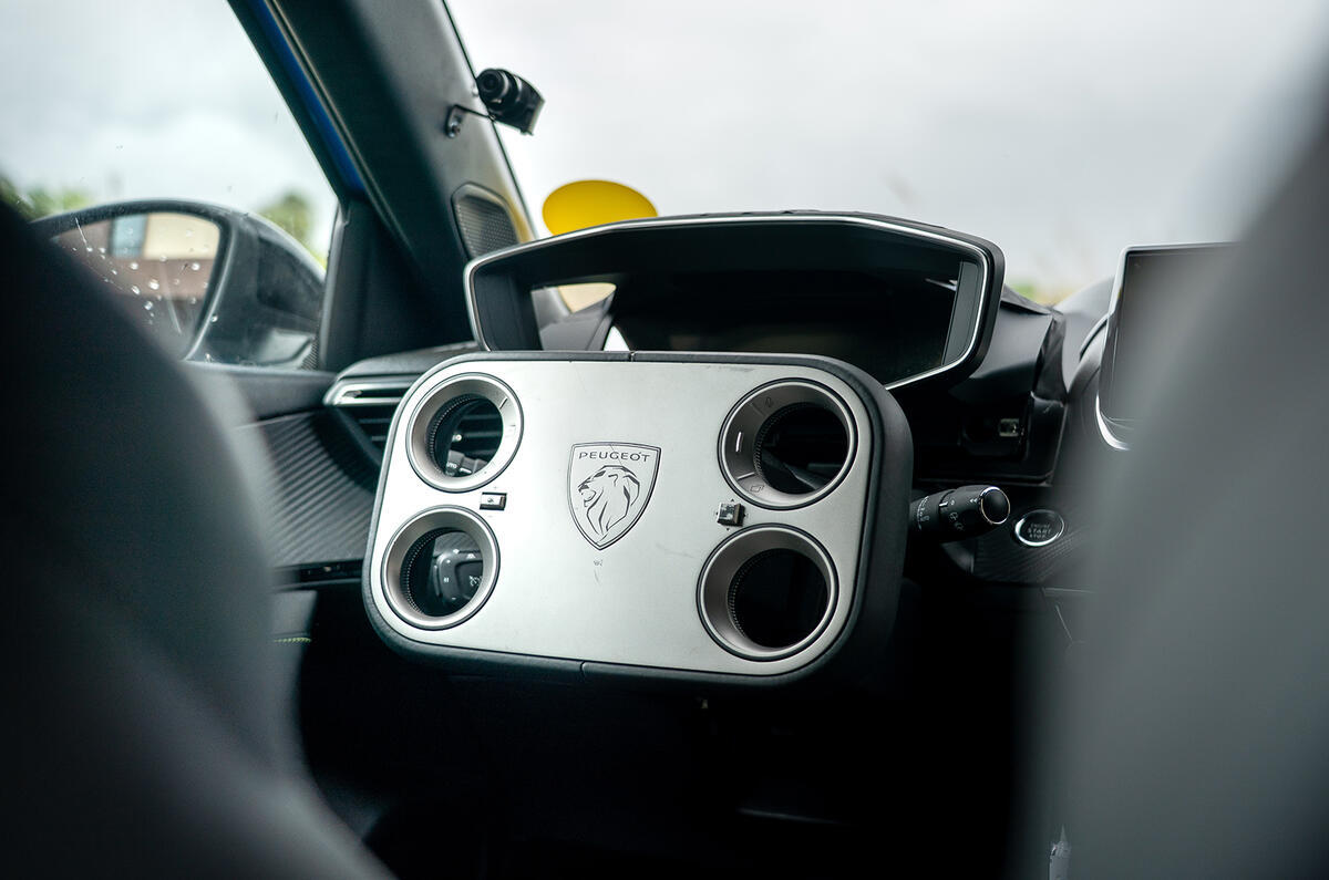 标致带来了可能在2027年的新208上实装的Hypersqure转向系统，外观上