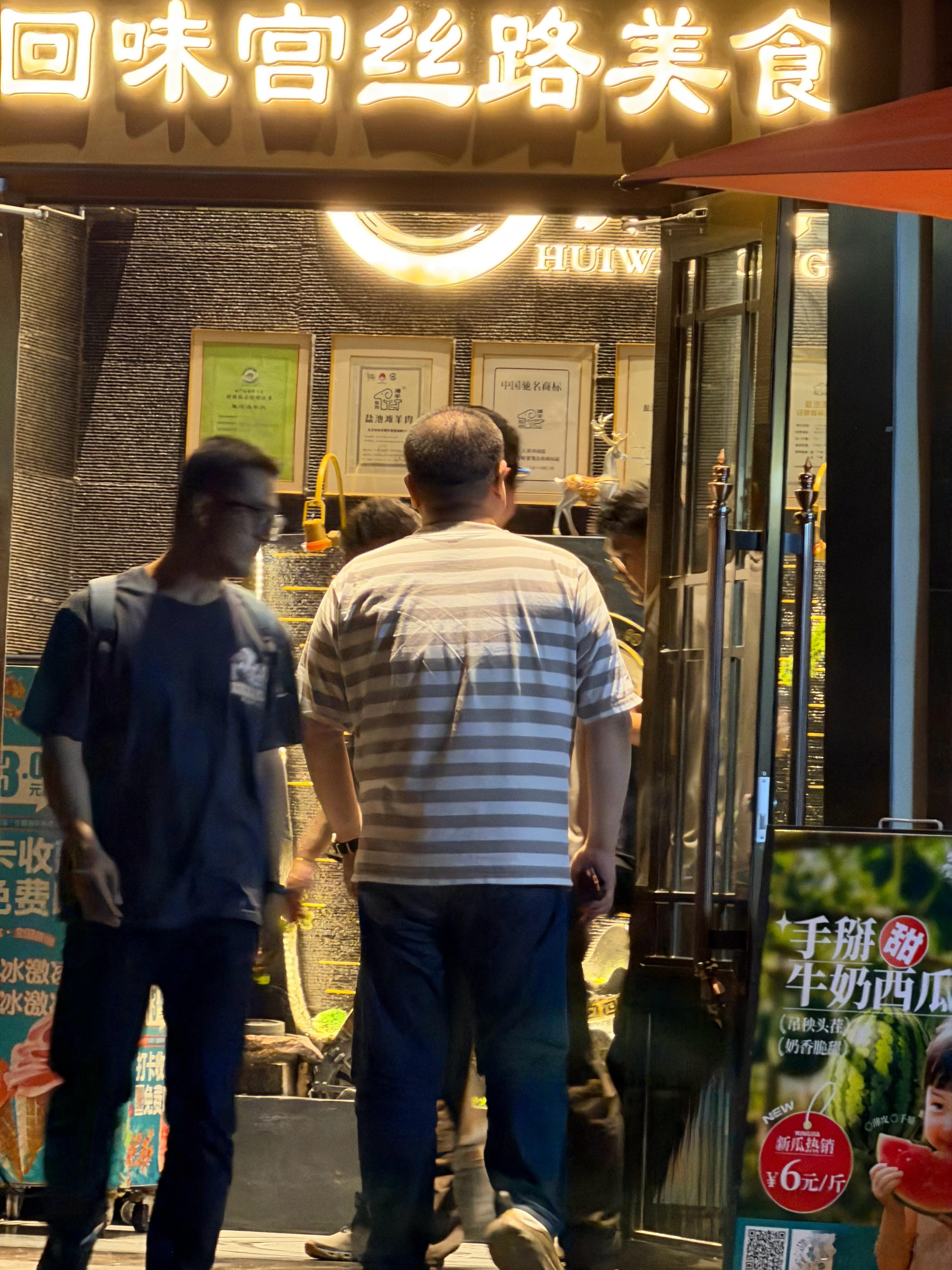 以后在公共场合要更加谨言慎行了，随手就被偷拍了...