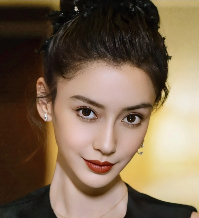 谁能想到，曾经风光无限的杨颖，现在也会落魄成这样！离婚后，她的日子肉眼可见地走下
