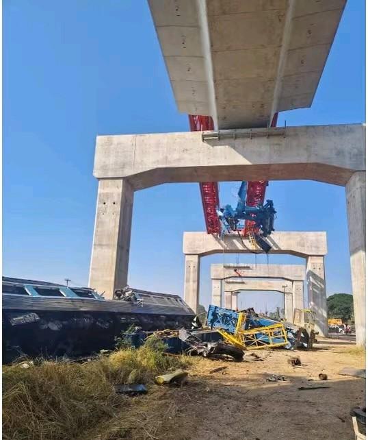 对于泰国东北部客运列车被砸一事，泰本地IP的网友这样说：“泰国修高架天天塌，我