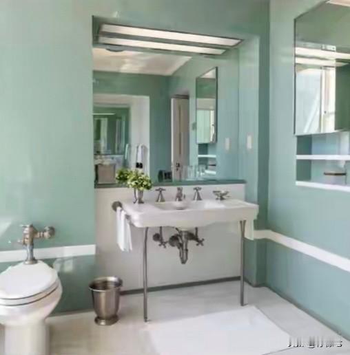 特朗普晒“总统马桶专座”‼️网友调侃：拉屎也能实时监工！日美国前总统特朗普通过