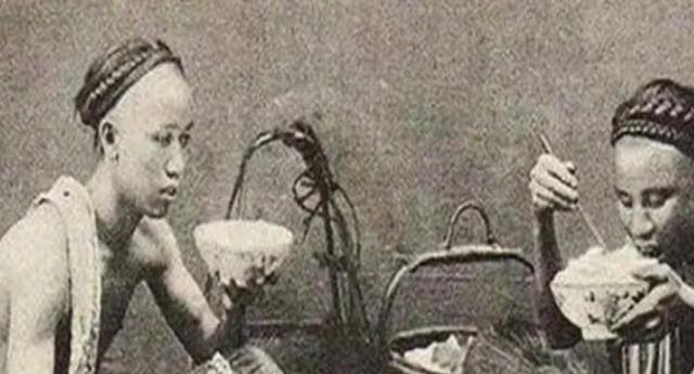 1953年，李鸿章的孙子李子嘉，身着破烂衣服，踉跄着走到一个湖边，纵身一跃跳了进