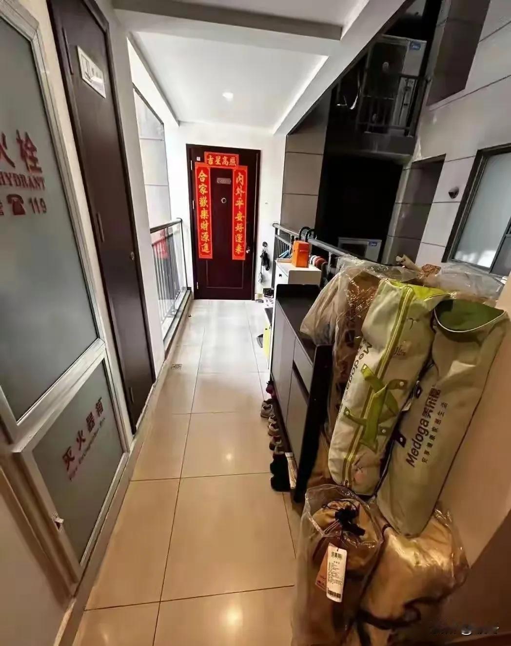 明显是物业不作为。杭州璞悦湾小区。对门邻居把公共楼道当成自家的储藏间，鞋柜、