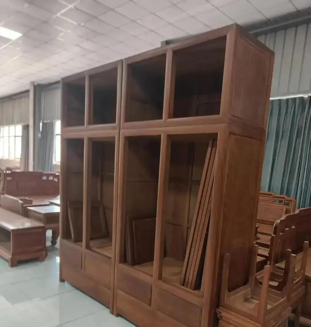 还在为实木家具咬牙掏钱？别急，先看看你花的钱去哪了。告诉你，2024年的木头，比