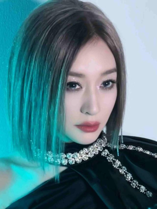 李小冉解锁全球首穿刷屏，华丽高定下藏着内娱最虚遮羞布李小冉如今影视时尚双线