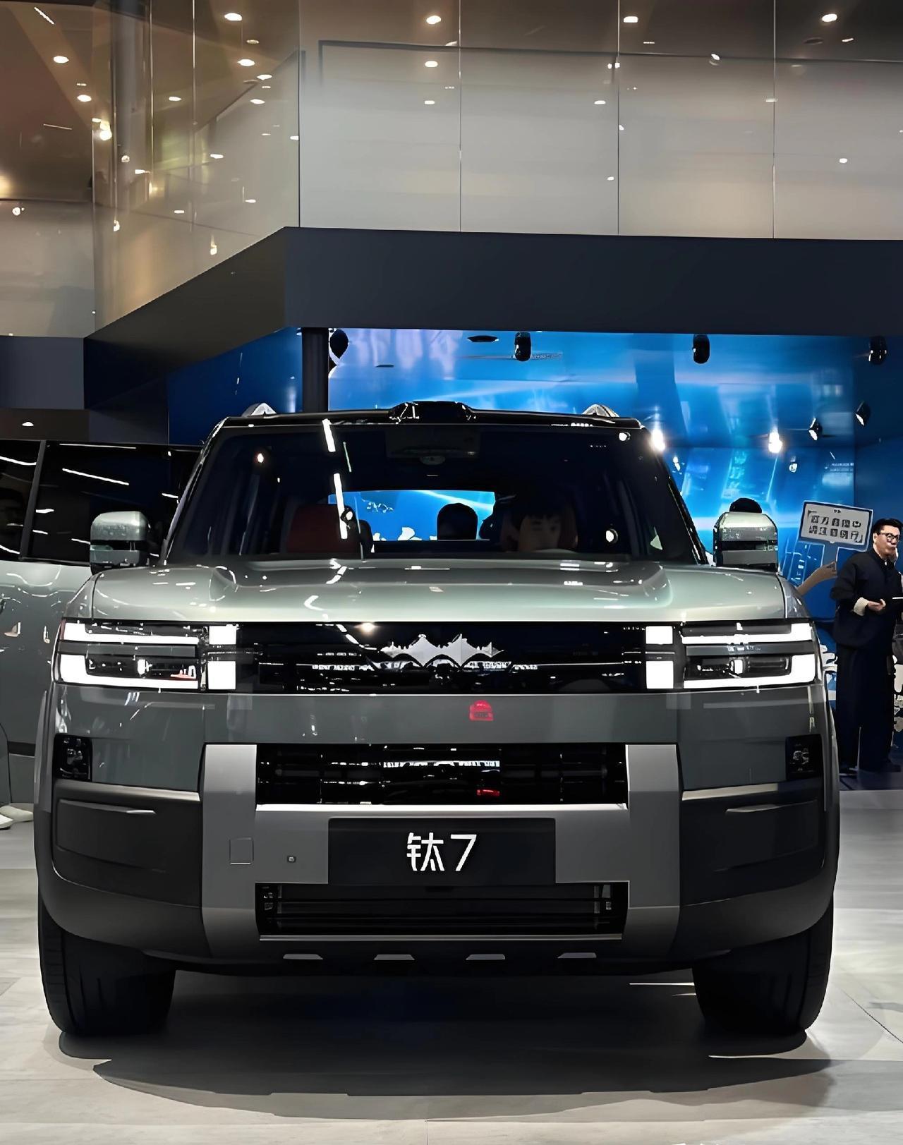 豹5这车，对手真就是它自己。31度的接近角。我蹲下看了，前杠底下那块银色的护