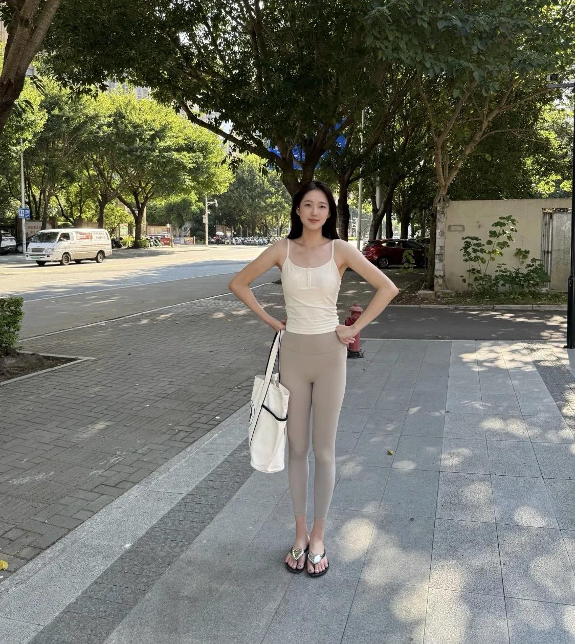 现在最流行、最时髦的穿搭就是瑜伽裤