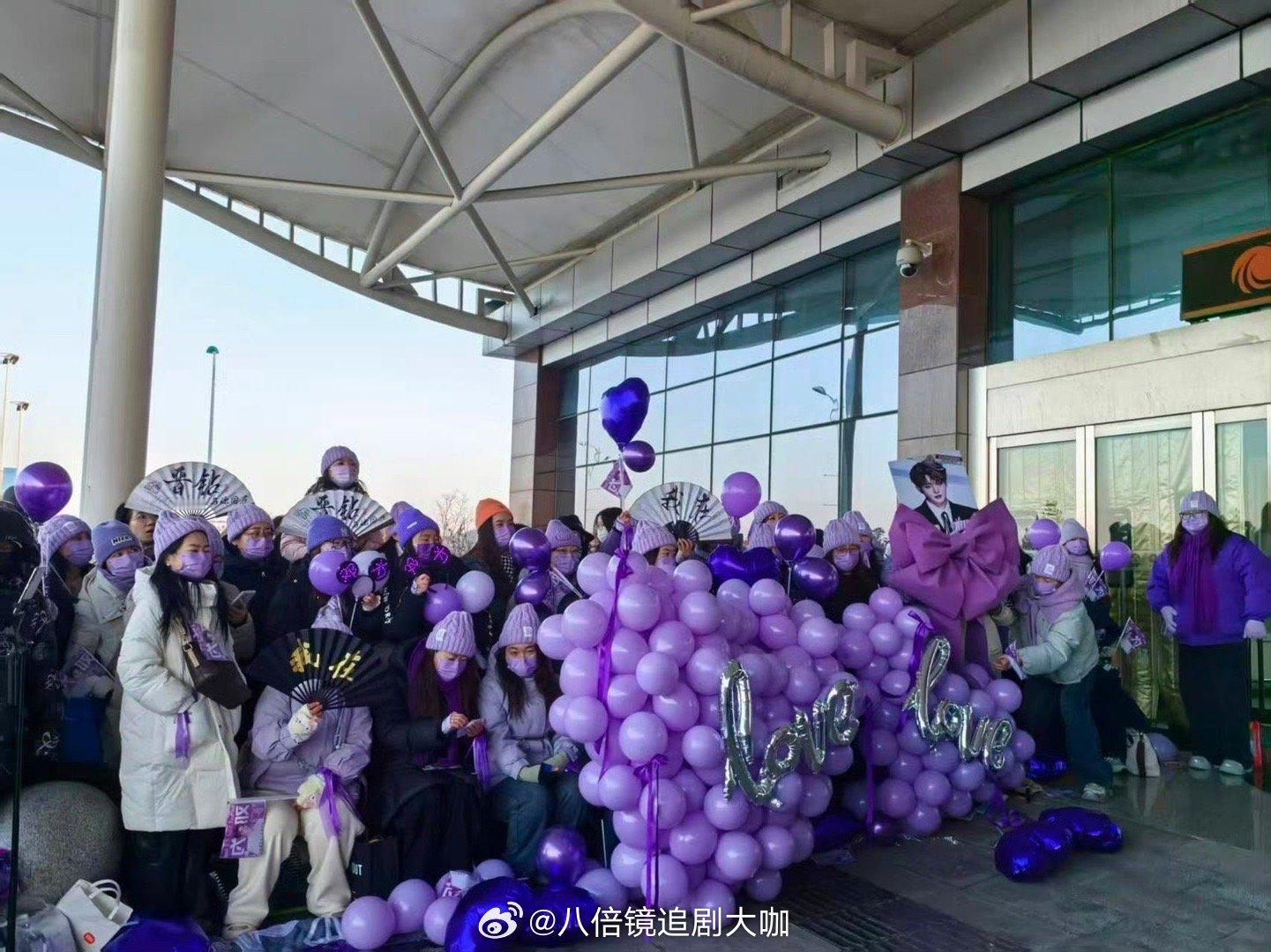 邓为山西到达路透邓为这是要来录制央视跨年晚会了啊，隔着屏幕都能感受到邓为粉丝的热