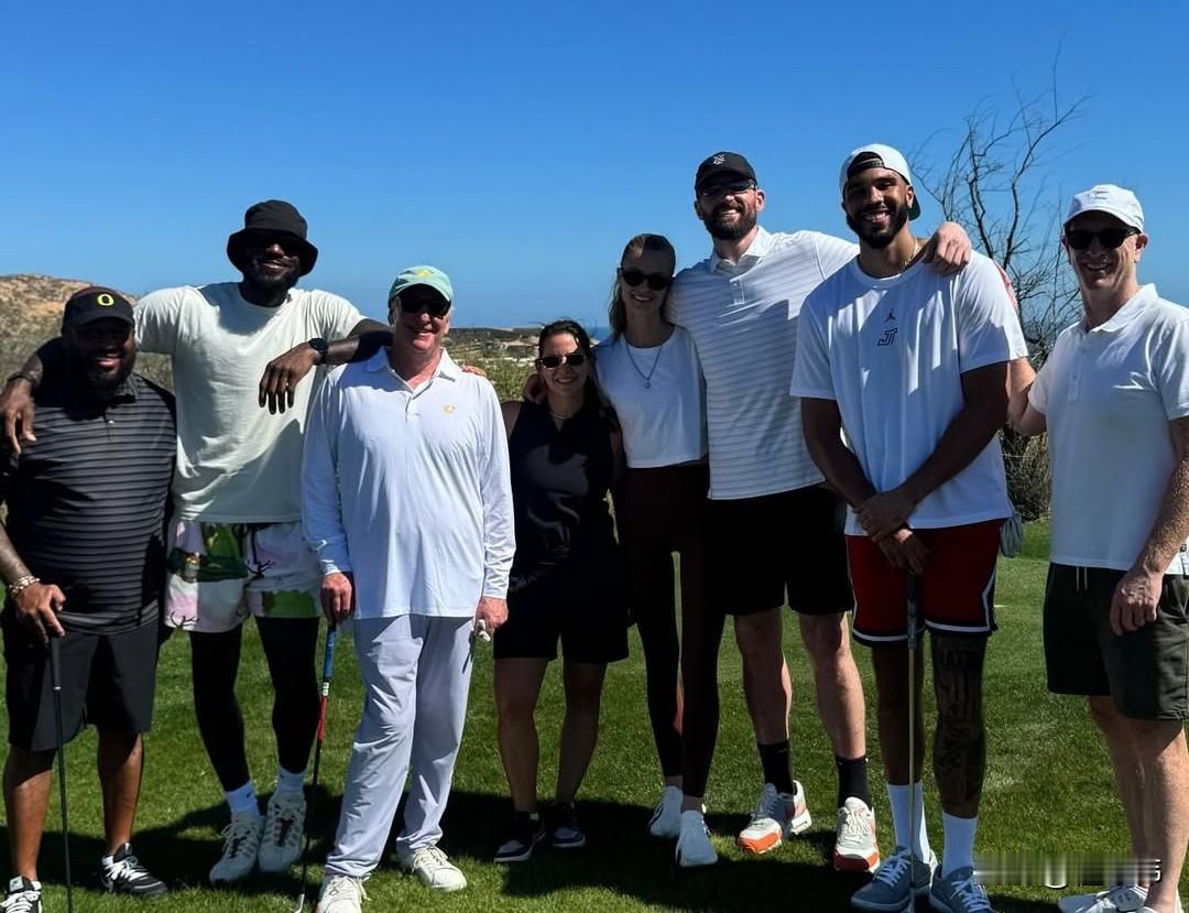 绝对的尊重！塔图姆谈老大哥詹姆斯：“我对勒布朗是绝对的尊重。”“他是我尊