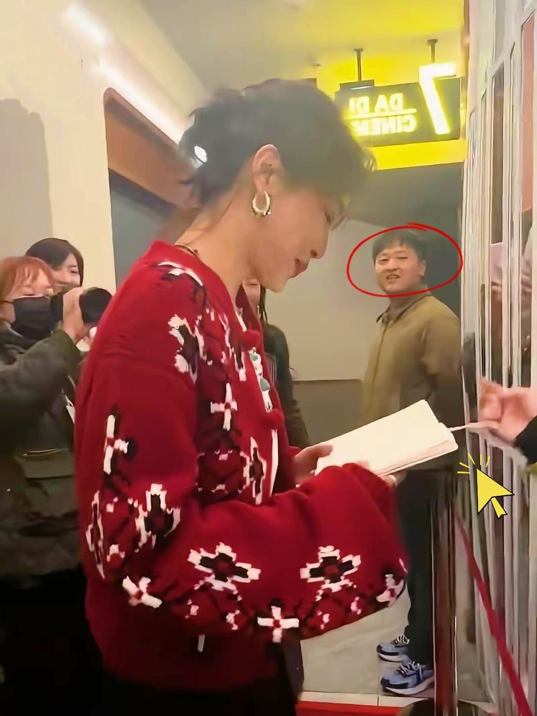 辛芷蕾在鹤岗路演台下大哥一句“我是你初中同桌”，直接把她喊懵两秒，下一秒就冲下