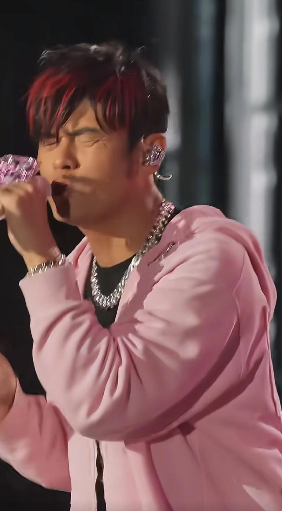 4月3日，周杰伦杭州演唱会遭吐槽，老了唱不动了划水太多，舞台单一，高音唱不上去能