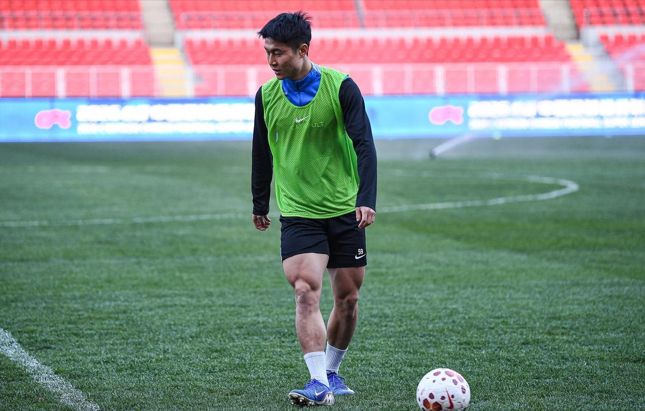 分享图片辽宁铁人vs大连英博中超联赛大连英博赛前踩场照