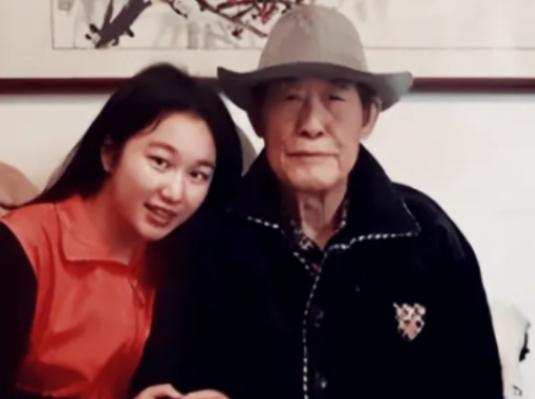 2002年，72岁的台湾老兵，带着女儿回故乡探亲，乡亲们好酒好菜招待他，不料，老