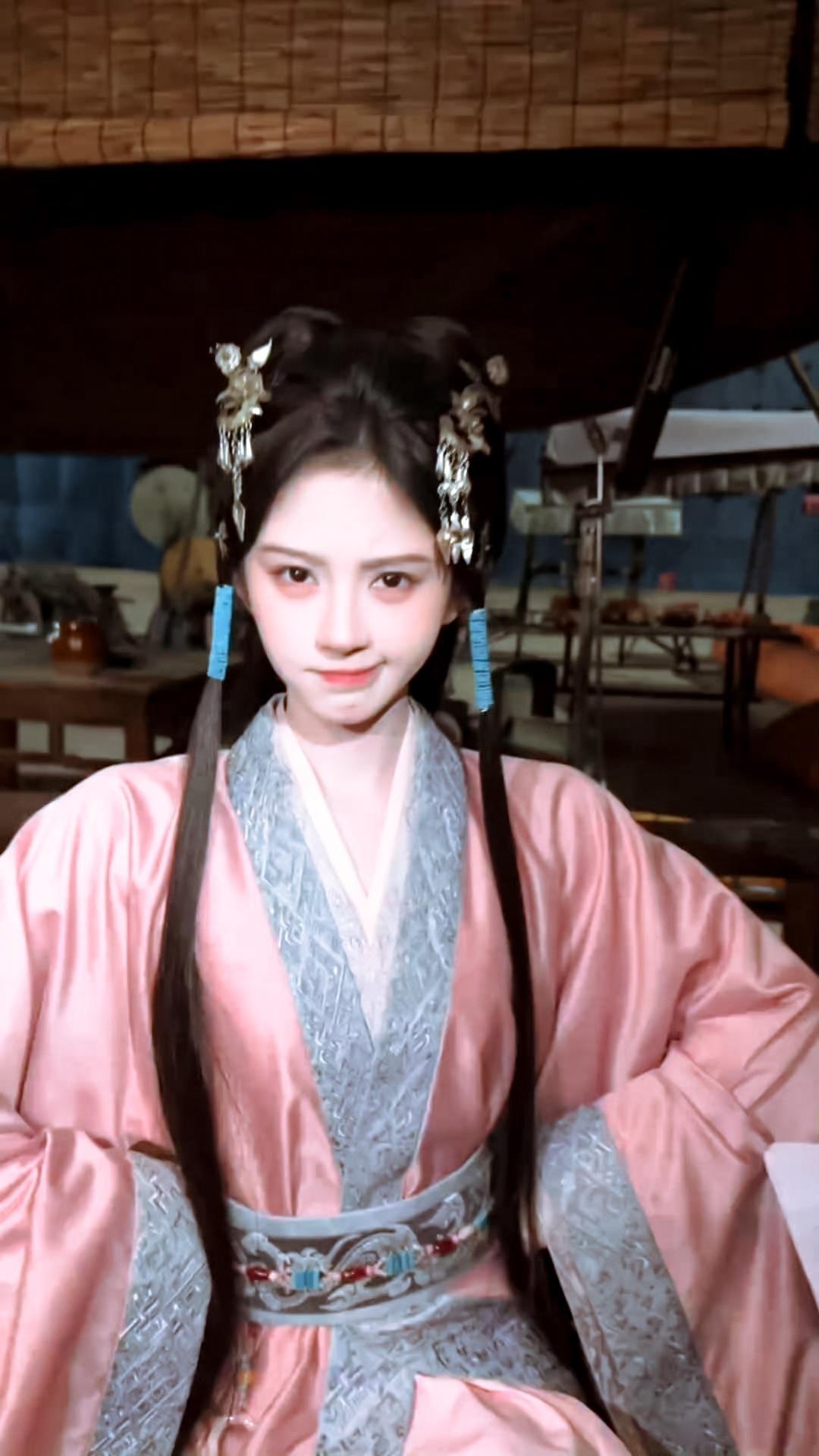 ►头顶两只妙脆角🐱​​​