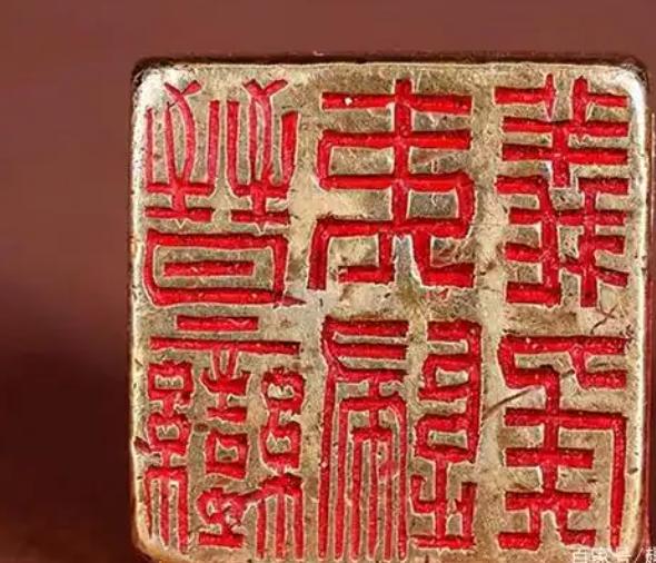1958年湖北一位农民挖地时刨出一个骨灰罐，觉得晦气随手扔到一边。他哪知道那罐子