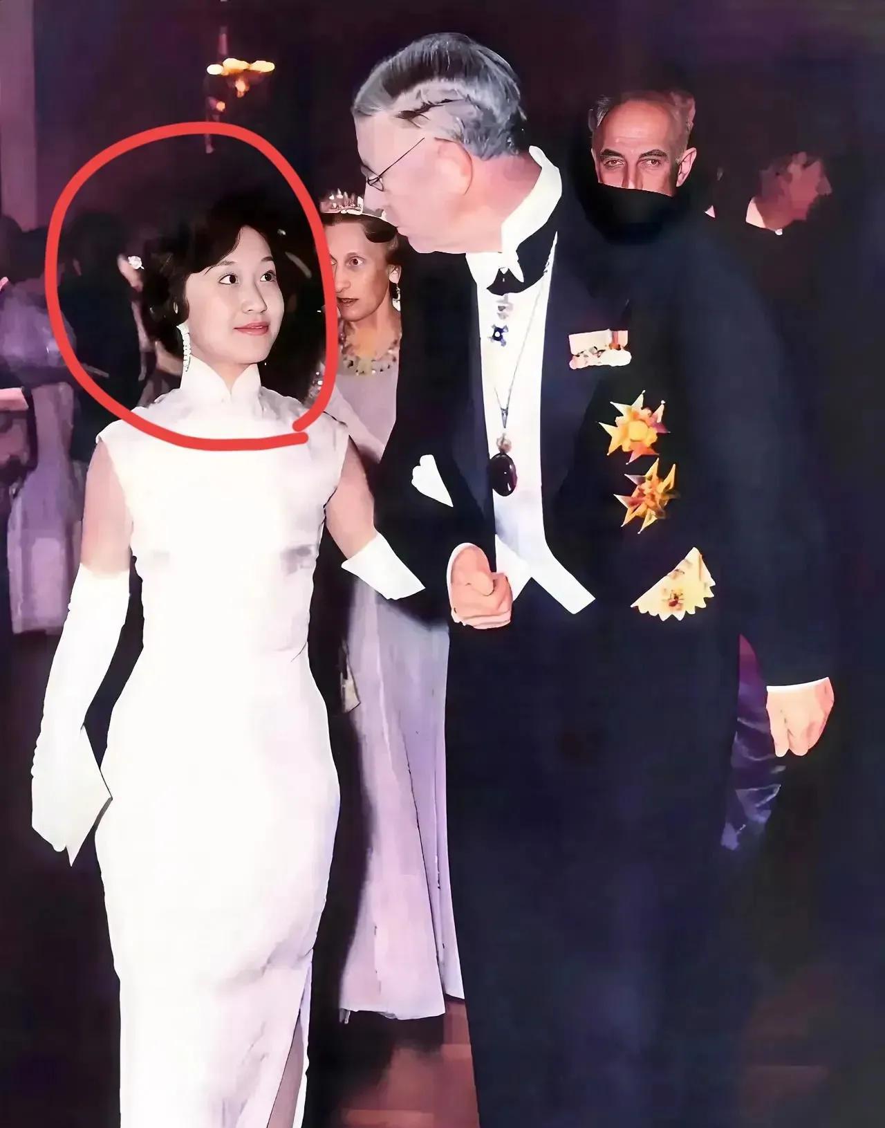 杨振宁初恋妻子杜致礼年轻时和瑞典国王的合照。杜致礼年轻时真的太美了，穿着白色开叉