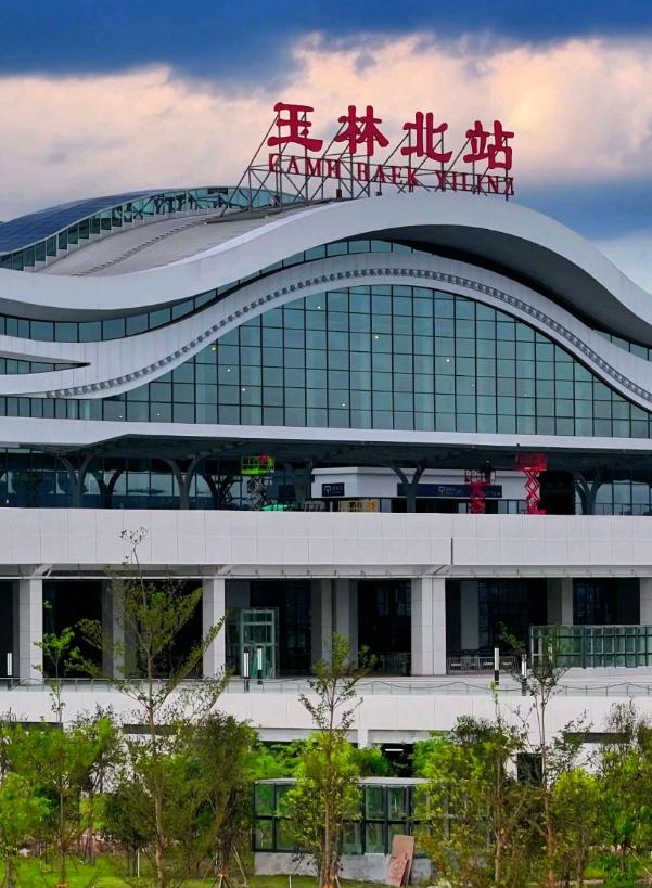 玉林北站自南玉段通车那天起，"选址翻车"四个字就没摘下来过。站房落在北流新圩镇