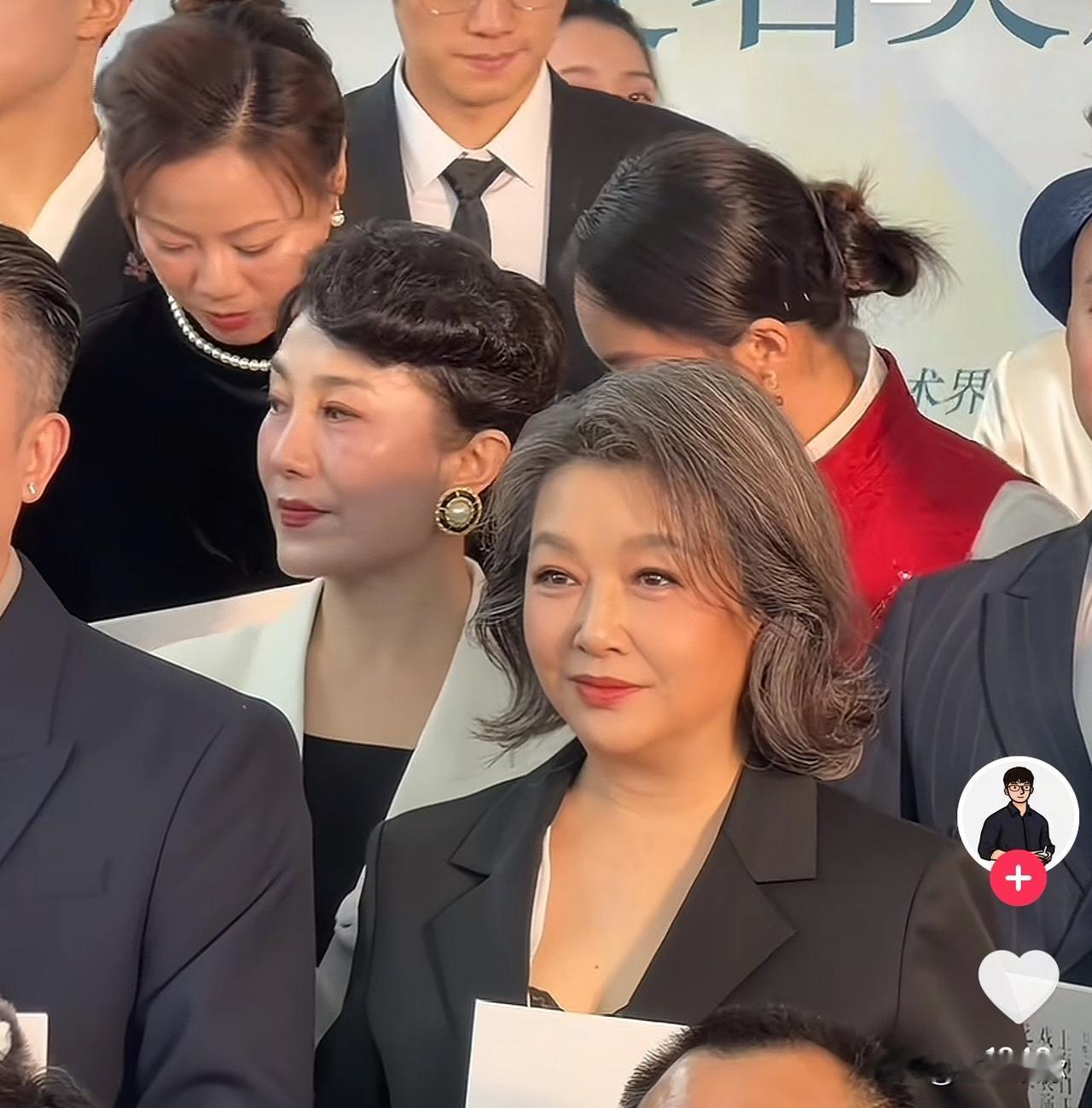 江珊这在白玉兰广场的生图，直接打破了娱乐圈“冻龄”神话。59岁的她大方露出花白头