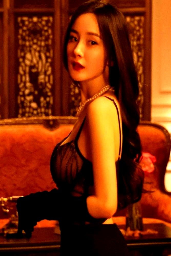 杨幂这次没戴一件多余的珠宝。一件黑色蕾丝束身胸衣，配上一双长款丝绒手套。紧身下装一穿，就把那种生人勿