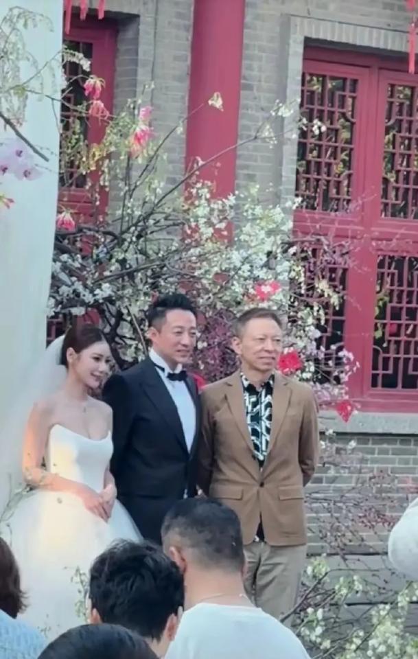 亲上了，终于亲上了！不过怎么感觉有点怪怪的，小汪总跟小梅这是来搞笑的吗！
