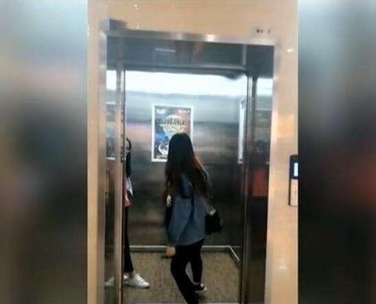 我家住23楼，前段时间21楼一位老人离世。家属想借用电梯运送遗体，仅仅十几分钟，