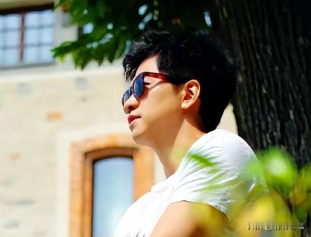 2月23日，李健突然冲上热搜，不是因为新歌，而是他一句话被质疑了，是背刺打工人的