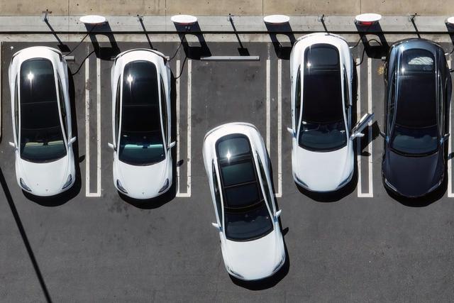 特斯拉又拿回第一了，358023辆对比亚迪310389辆。但你先别急着鼓掌。