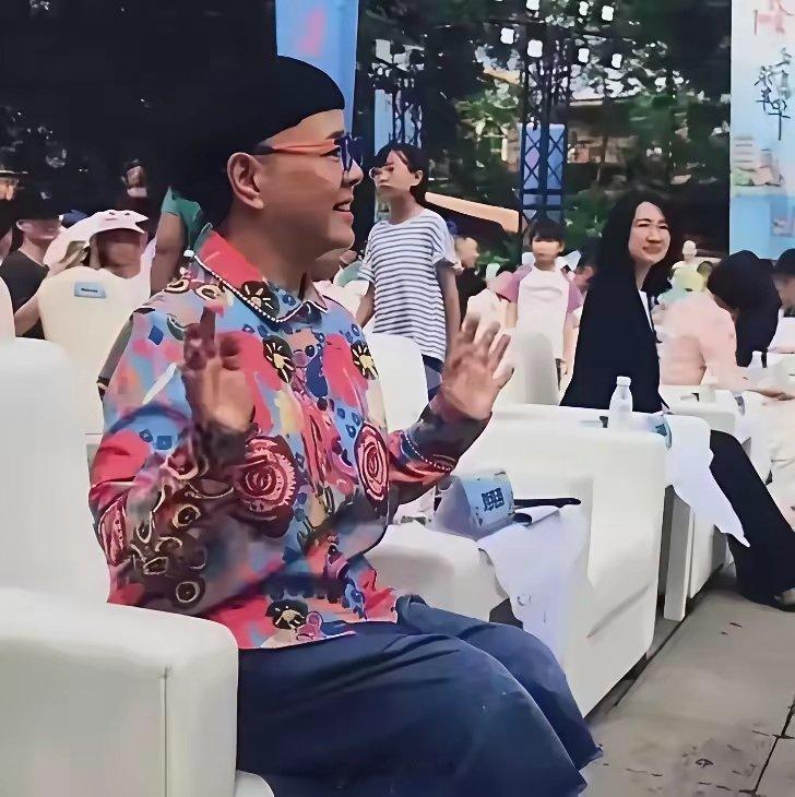 57岁的金龟子亲口承认退休金一个月8900，还已定居青岛。有这稳定的退休金，她经