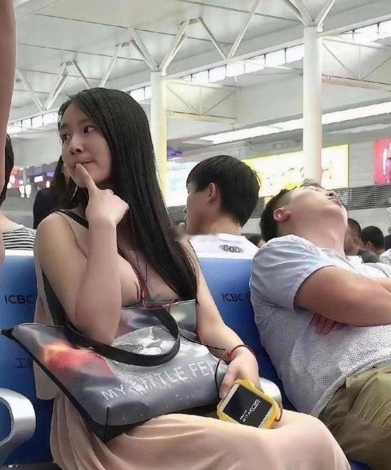 不得不佩服这位大哥，到底是有多困，在这种情况下也能沉沉睡去。