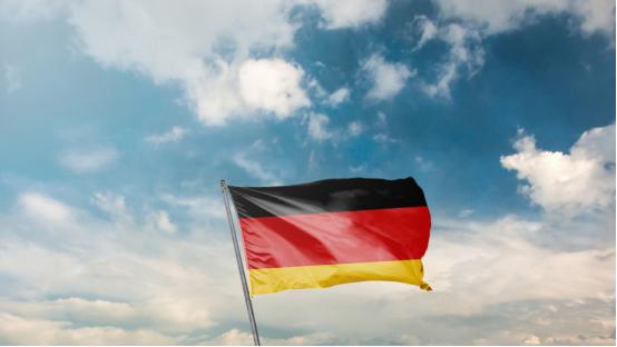 德国把好几个国家级重点实验室搬到了中国，而且是整个团队带家属过来的，江苏苏州太仓