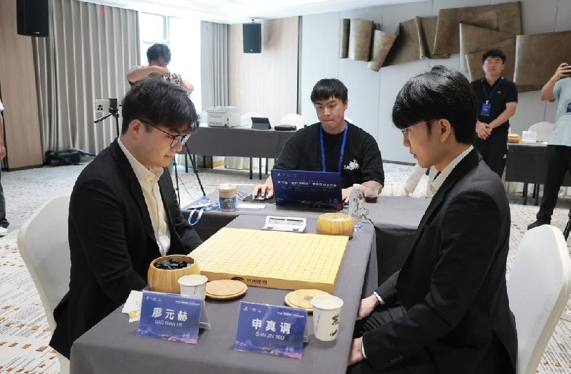 烂柯杯申真谞独闯八强再战柁老第3届烂柯杯世界围棋公开赛10月8日在衢州进行