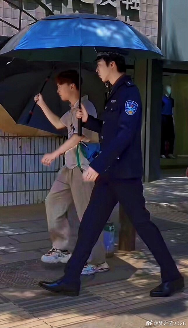 刘宇宁警官造型路透不得不说，刘宇宁真的是特别优秀！不是科班出身，演技却是