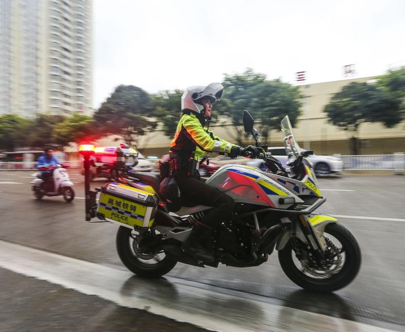 南宁交警的“生命救护绿波”机制太牛了！3月1日晚高峰，他们13分钟就把断指伤者从