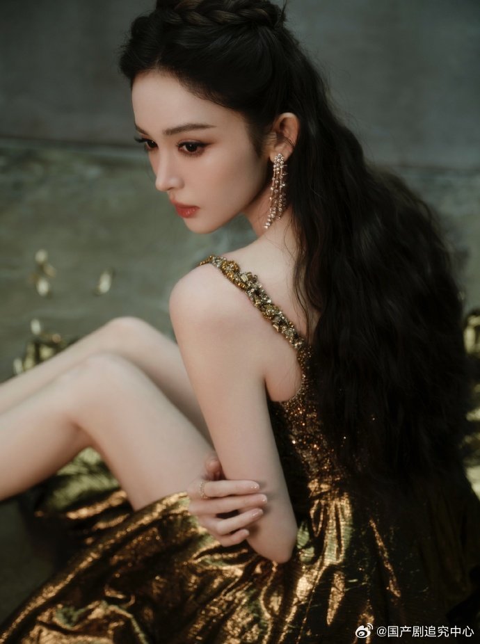 娜扎人间维纳斯娜扎就是红毯的神！微博之夜鎏金长裙造型惊艳全场，长腿逆天，气质