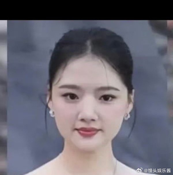 任敏今日活动造型，看起来脸好大