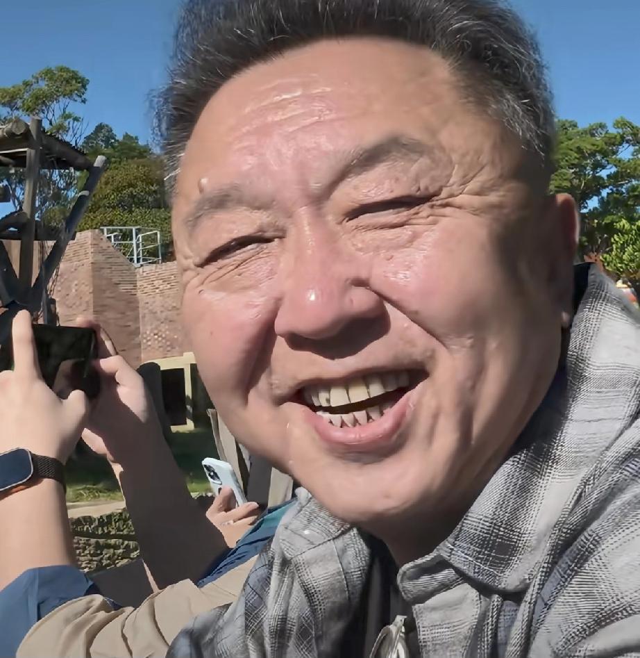 于谦到悉尼动物园看动物，怼脸拍白头发多，满脸褶子还有老年斑，像70多岁的，网友说